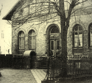 1805 ist die Loge in der Kleinen Kirchenstraße 8 im Haus de Cousser beheimatet.